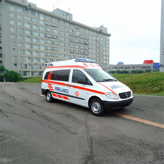 河南郑州市金水正规救护车转运到南阳市卧龙区长途救护车出租