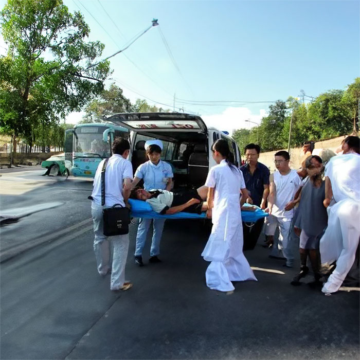 郑州市荥阳预约私人救护车转运到濮阳市油田总医院 救护车出租一般多少钱公司