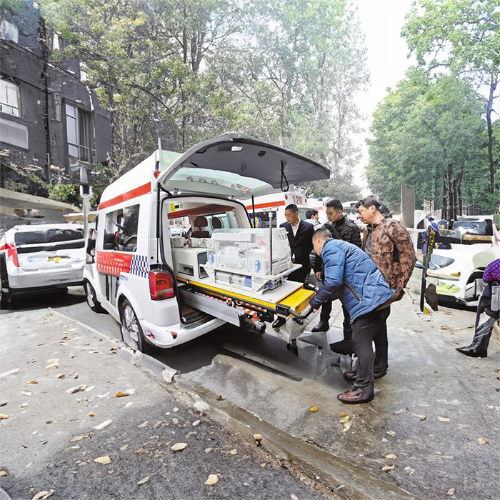 河南郑州新郑市救护车出租转运到三门峡市湖滨区救护车包车多少钱