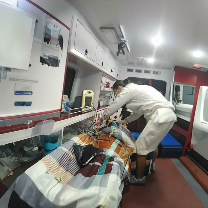 河南郑州市巩义租用私人救护车到河南省许昌市中心医院 救护车出租车多少钱一公里