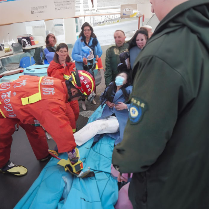 中原区租赁私人救护车转运到洛阳市中心医院 救护车出租一般多少钱租用