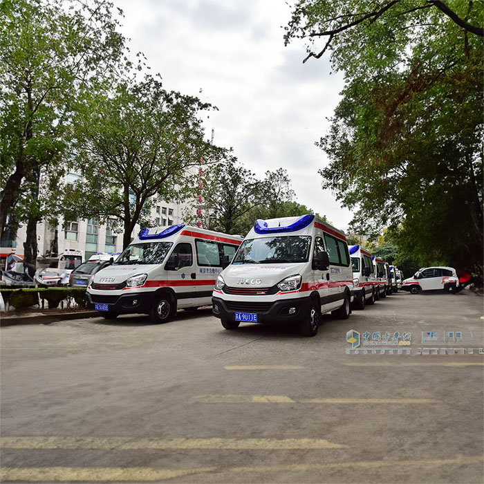 河南郑州本地预约私人救护车转运到河南省新乡医学院一附院 医院救护车出租是多少钱一公里