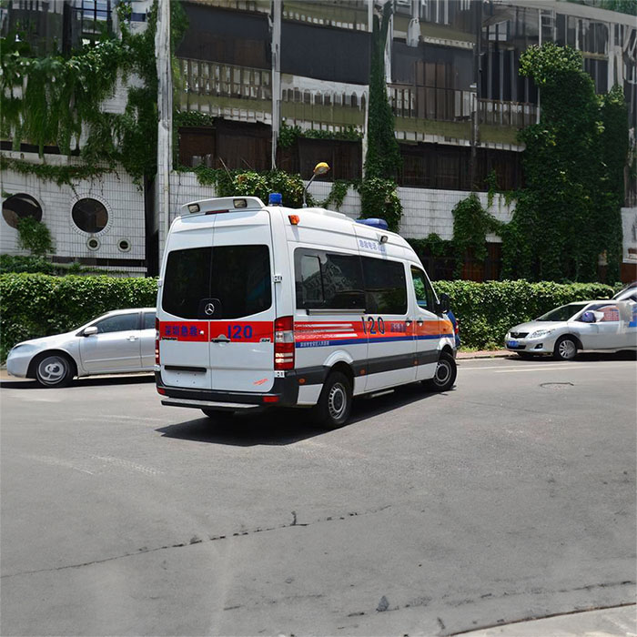 航空港租赁私家救护车转院到河南新乡医学院一附院 救护车出租公司哪里实惠