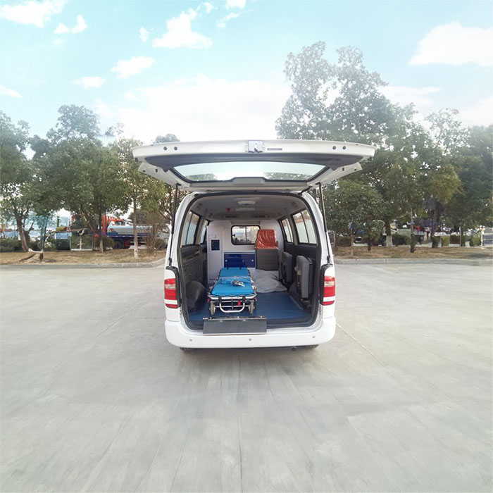 河南经开区租赁私人救护车转运到郑州同济医院 救护车出租服务 长途转运服务多少钱