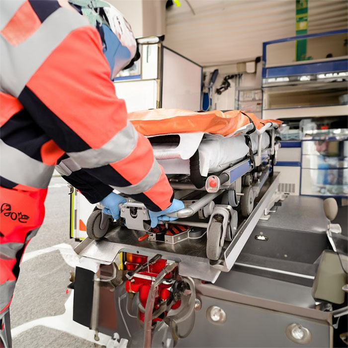 郑州新郑市预约私人救护车租赁到河南省华源新乡市中心医院 救护车出租公司背哪些