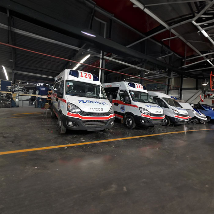 郑州市二七私人救护车出租到河南省信阳地区中医院 医院救护车出租是多少钱一公里